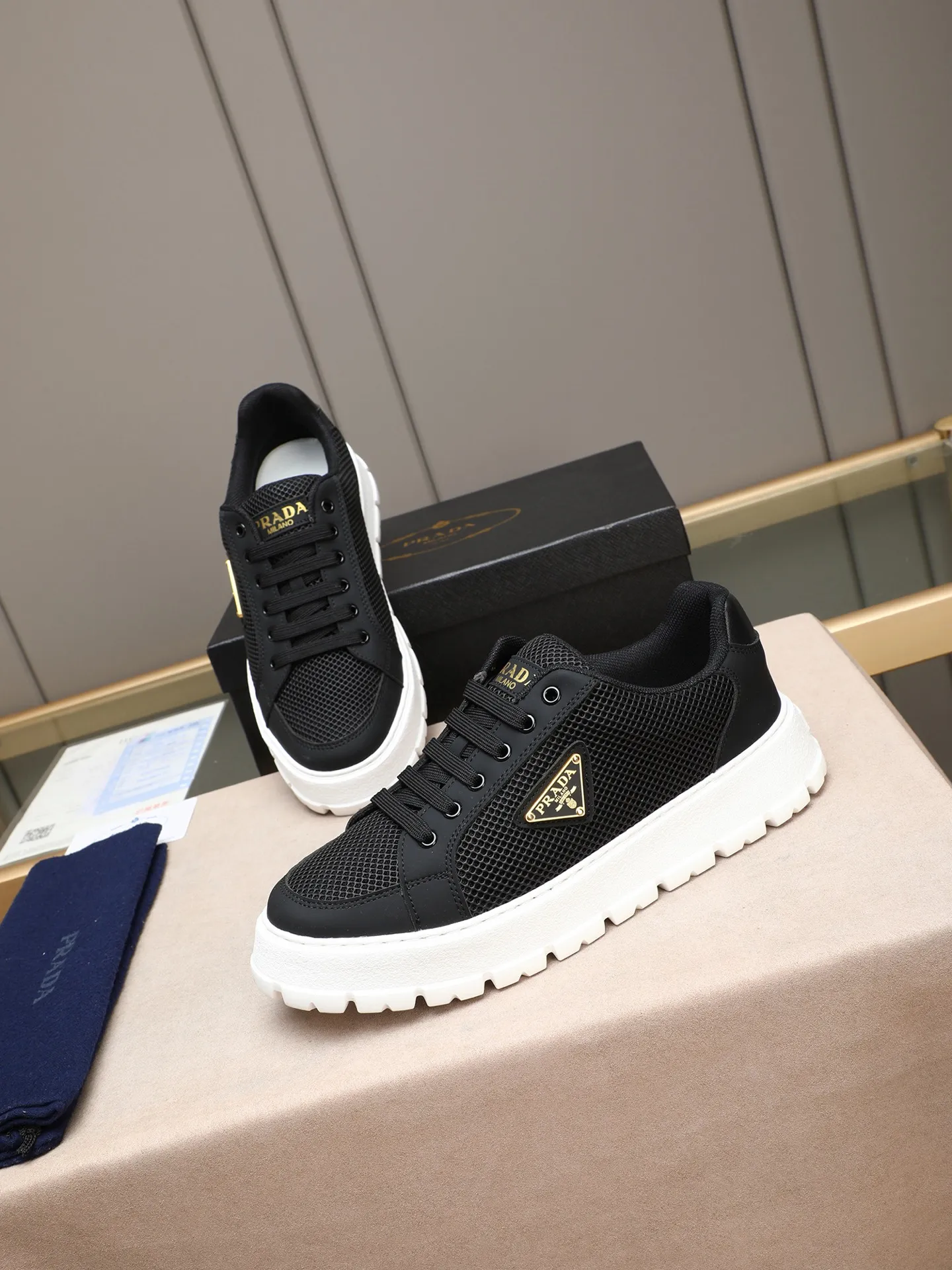 Men's Men's Shoes 💰440 Prada/Prada Men's new casual shoes, this sports shoe is made of imported calfskin upper with breathable mesh and breathable mesh lining. The foot pads are made of sheepskin, and the outsole is made of non-slip sports exclusive rubber outsole with logo. It feels good on the feet and is a fashionable item! Size: 38-44 (45 customized)